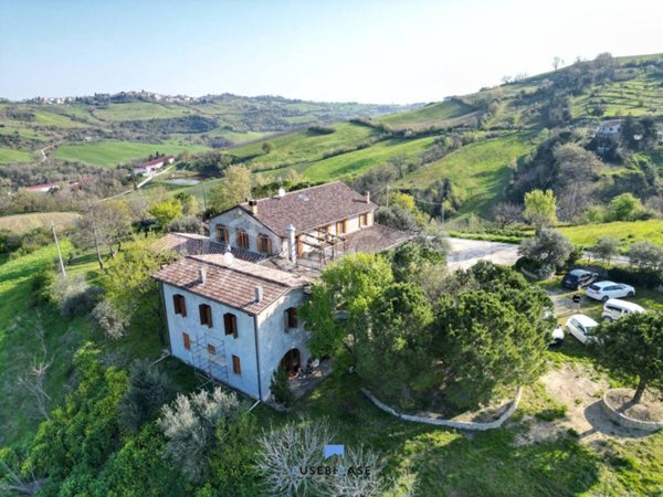 casa indipendente in vendita a Borghi
