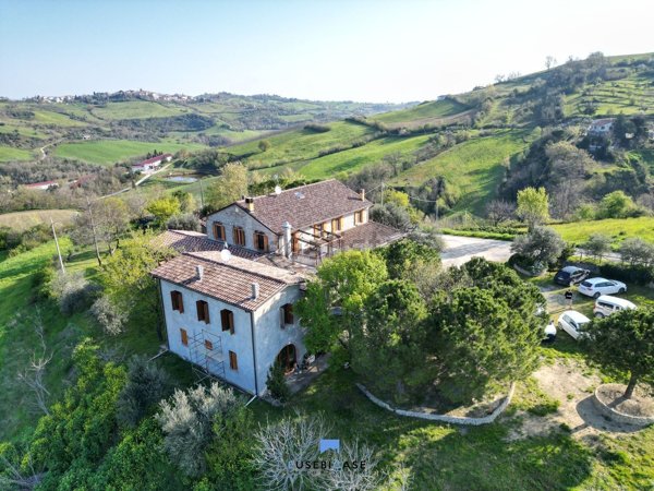 casa indipendente in vendita a Borghi