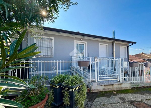 casa indipendente in vendita a Borghi