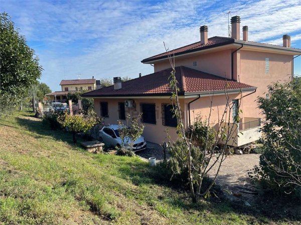 casa indipendente in vendita a Borghi