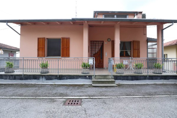 casa indipendente in vendita a Borghi
