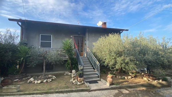 casa indipendente in vendita a Borghi