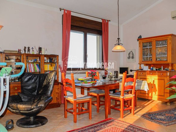 casa indipendente in vendita a Borghi