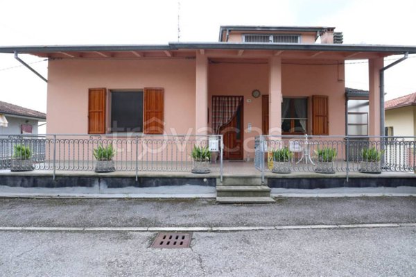 casa indipendente in vendita a Borghi