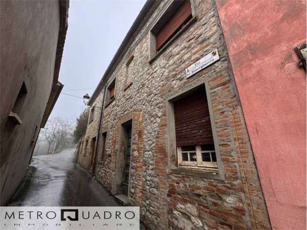 casa indipendente in vendita a Borghi