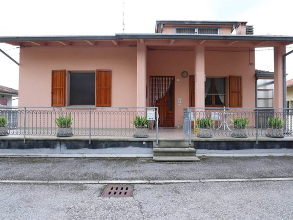 casa indipendente in vendita a Borghi