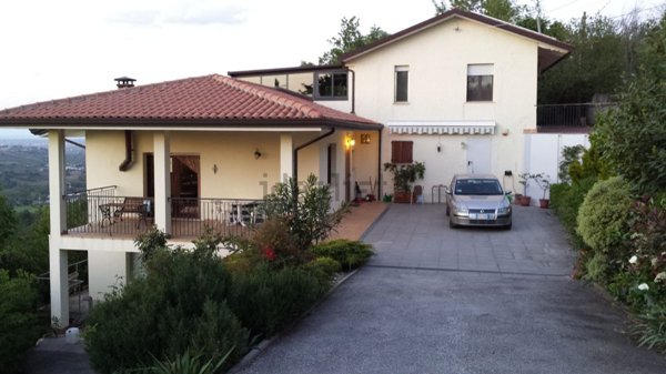 casa indipendente in vendita a Borghi