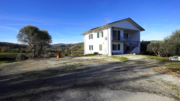 casa indipendente in vendita a Borghi