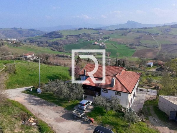 casa indipendente in vendita a Borghi