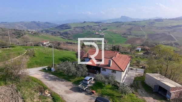 casa indipendente in vendita a Borghi