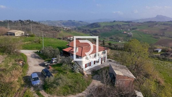 casa indipendente in vendita a Borghi