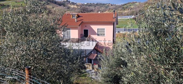 casa indipendente in vendita a Borghi
