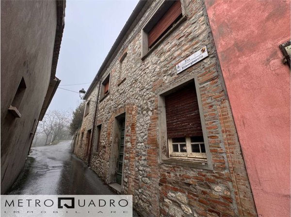 casa indipendente in vendita a Borghi