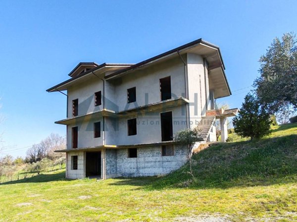 casa indipendente in vendita a Borghi