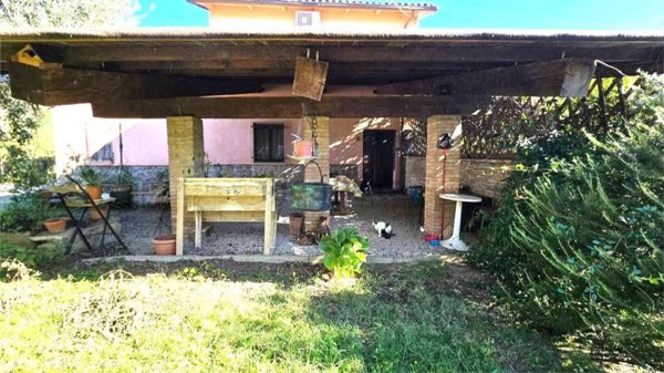 casa indipendente in vendita a Borghi