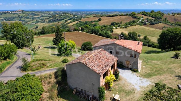 casa indipendente in vendita a Borghi