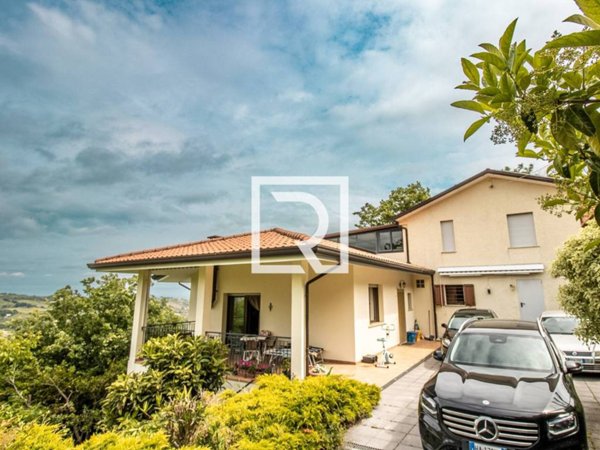 casa indipendente in vendita a Borghi
