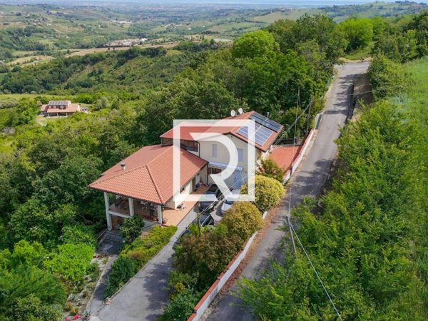 casa indipendente in vendita a Borghi