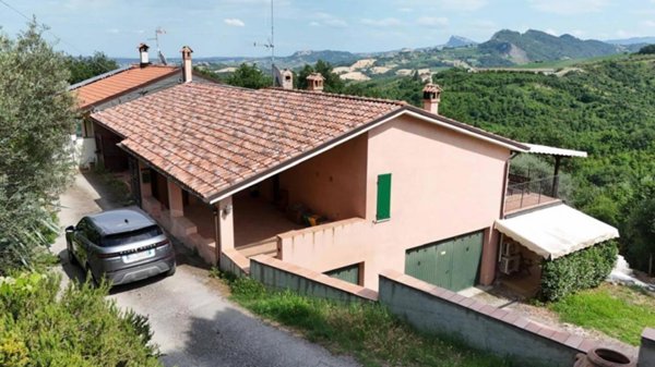 casa indipendente in vendita a Borghi