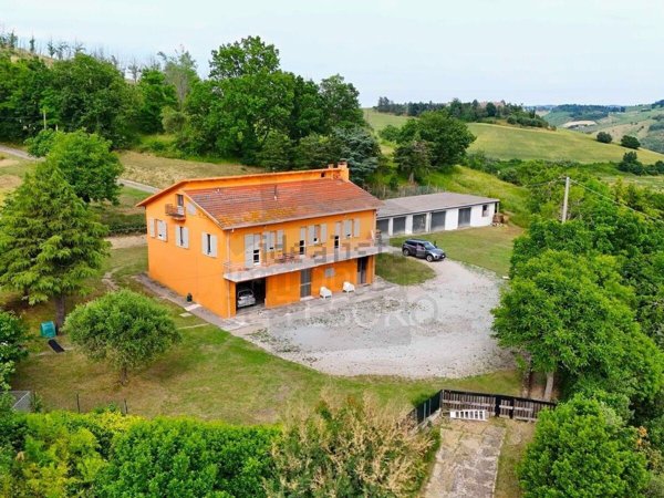 casa indipendente in vendita a Borghi