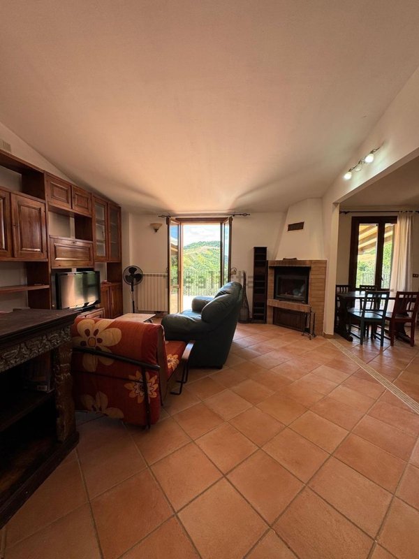 casa indipendente in vendita a Borghi