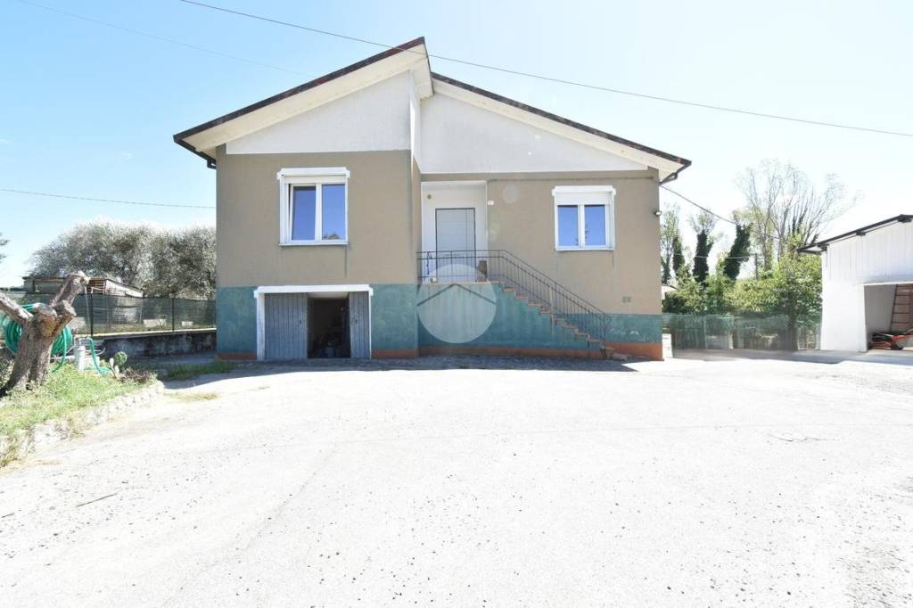 casa indipendente in vendita a Borghi in zona Lo Stradone