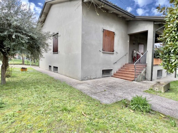 casa indipendente in vendita a Cesena in zona Tessello