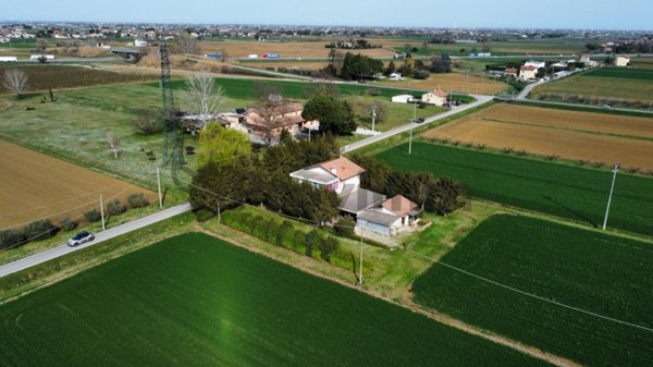 casa indipendente in vendita a Cesena in zona Villa Chiaviche