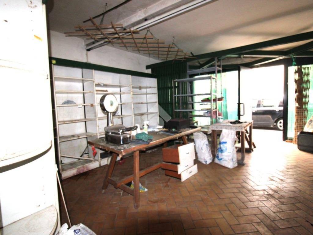 negozio in vendita a Cesena in zona Macerone