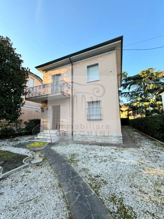 casa indipendente in vendita a Cesena in zona Centro Storico