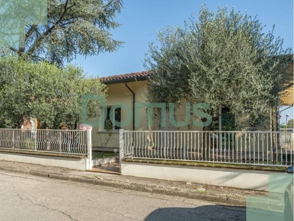 casa indipendente in vendita a Cesena in zona Centro Storico