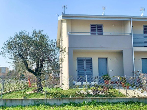 casa indipendente in vendita a Cesena in zona Fiorenzuola