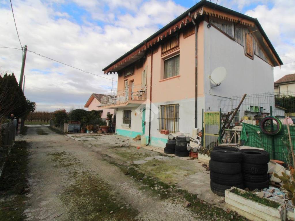 casa indipendente in vendita a Cesena in zona Bagnile