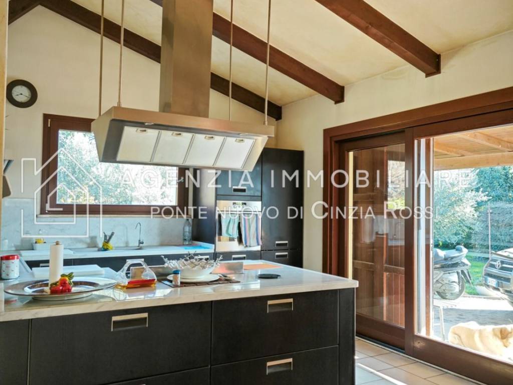 casa indipendente in vendita a Cesena in zona Oltresavio