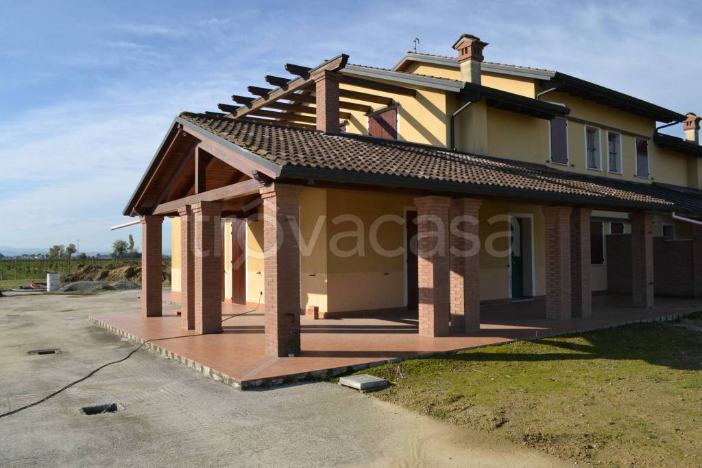 casa indipendente in vendita a Cesena in zona Pioppa