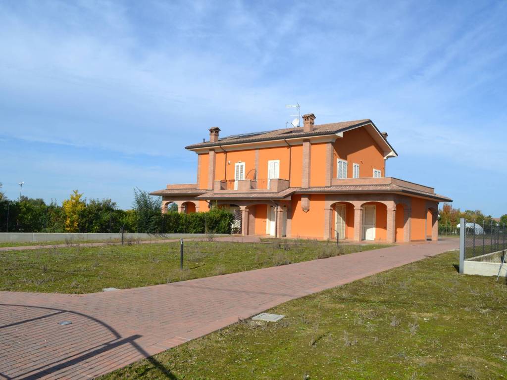 casa indipendente in vendita a Cesena in zona Calabrina