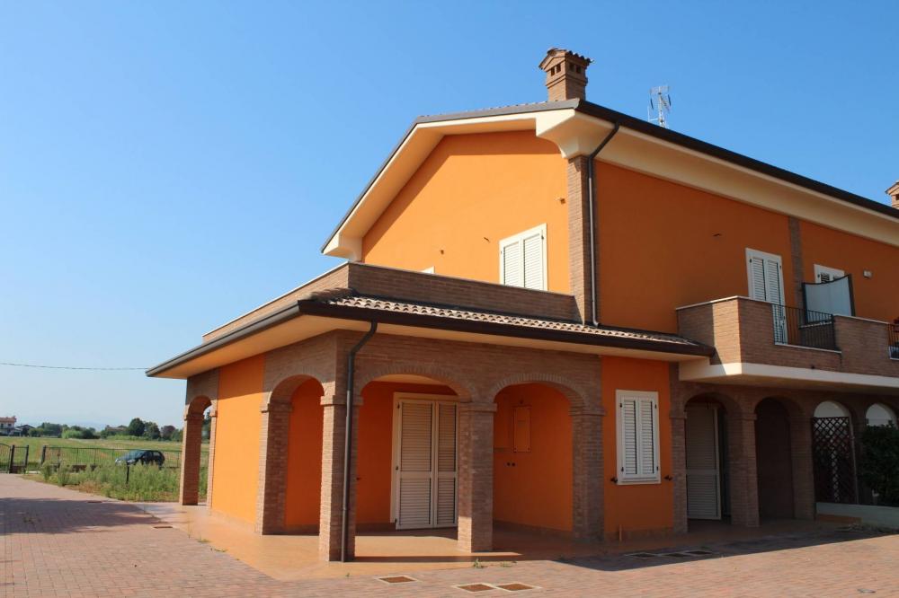 casa indipendente in vendita a Cesena in zona Calabrina