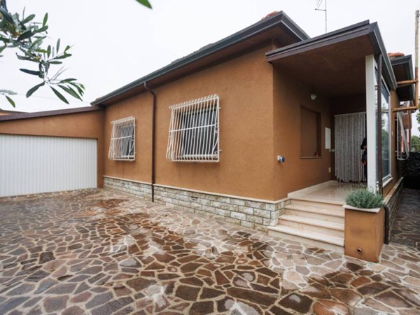 casa indipendente in vendita a Cesena in zona Calabrina
