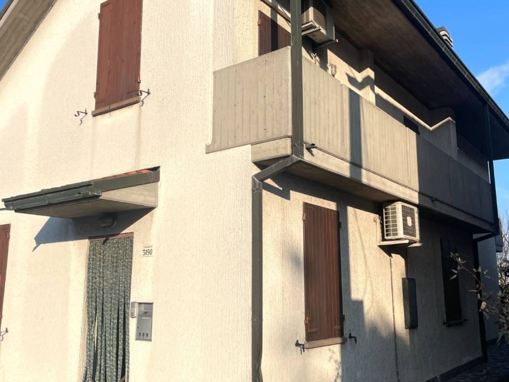 casa indipendente in vendita a Cesena in zona Marcorano