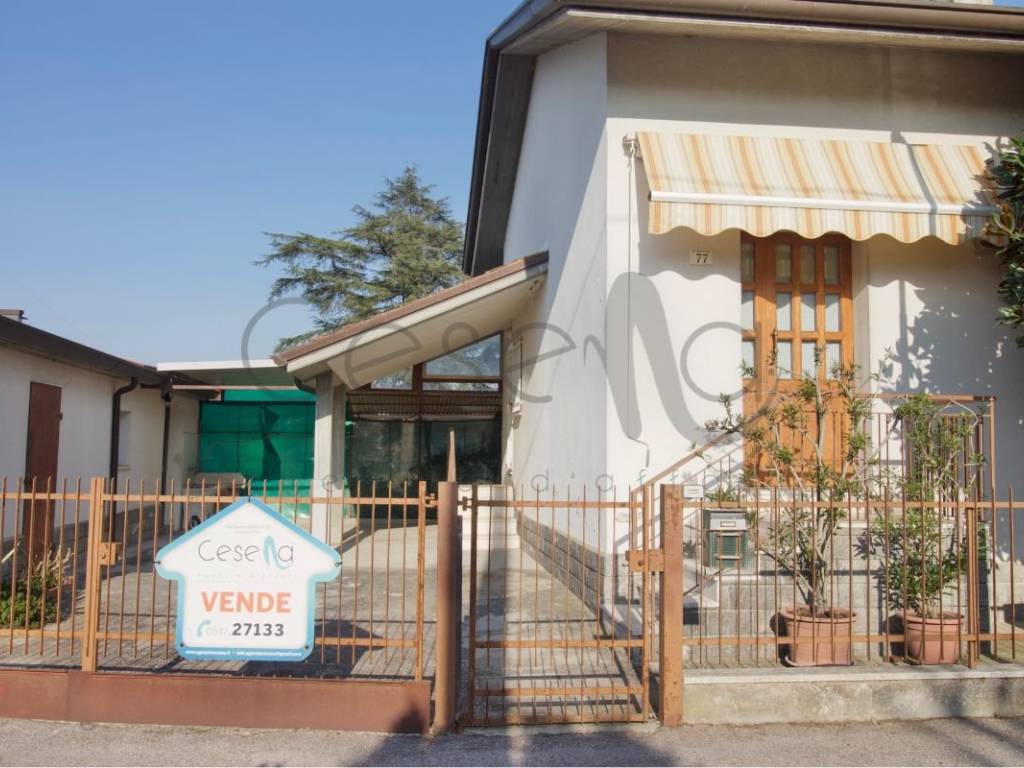 casa indipendente in vendita a Cesena in zona Tipano