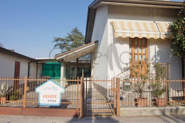 casa indipendente in vendita a Cesena in zona Tipano