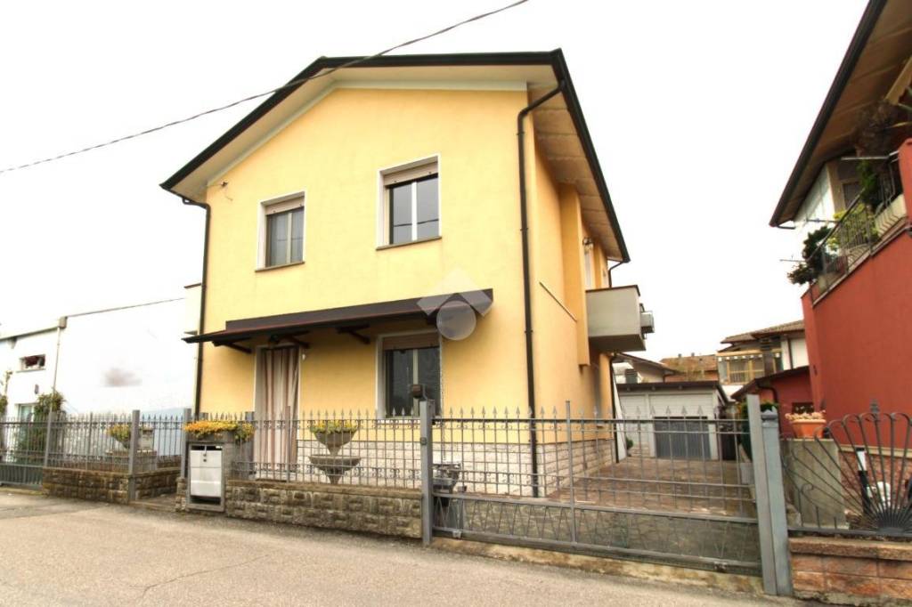 casa indipendente in vendita a Cesena in zona Villa Chiaviche