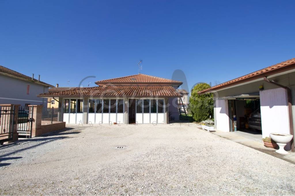 casa indipendente in vendita a Cesena in zona Ponte Pietra