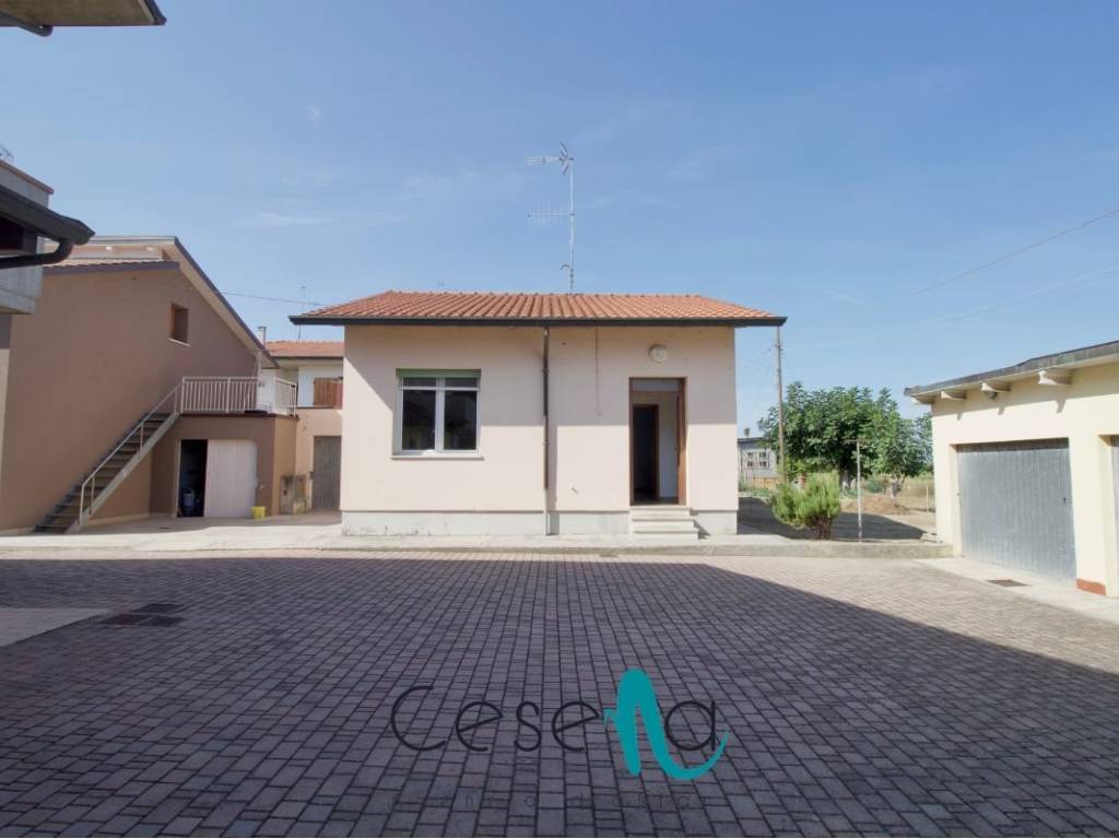 casa indipendente in vendita a Cesena in zona Calisese