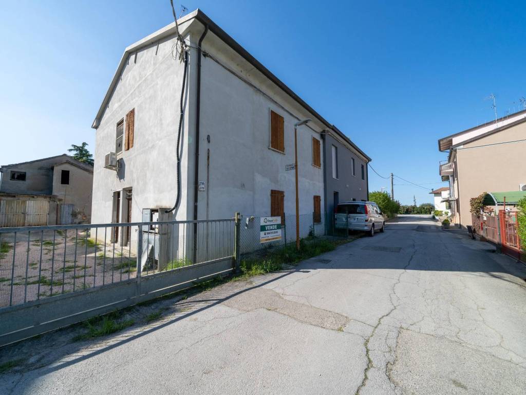 casa indipendente in vendita a Cesena in zona Ponte Pietra