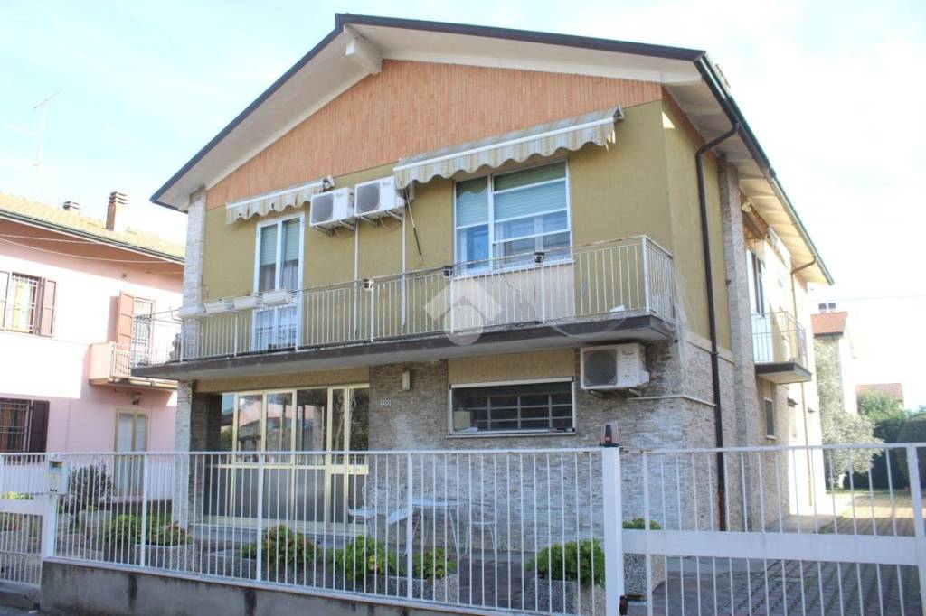 casa indipendente in vendita a Cesena in zona Ponte Pietra