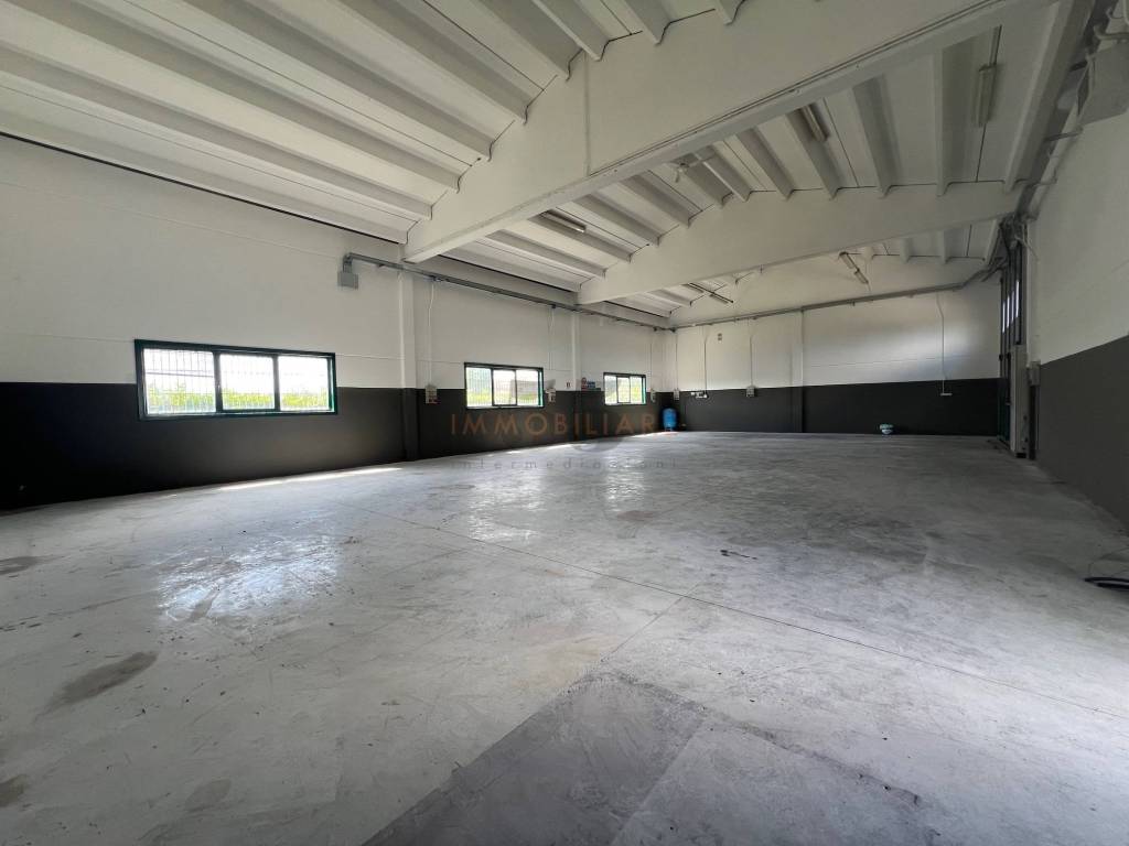 locale commerciale in vendita a Cesena in zona Bagnile