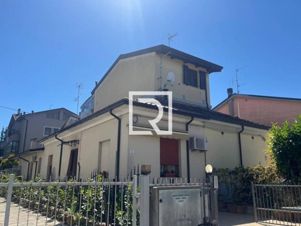 casa indipendente in vendita a Cesena in zona Centro Storico