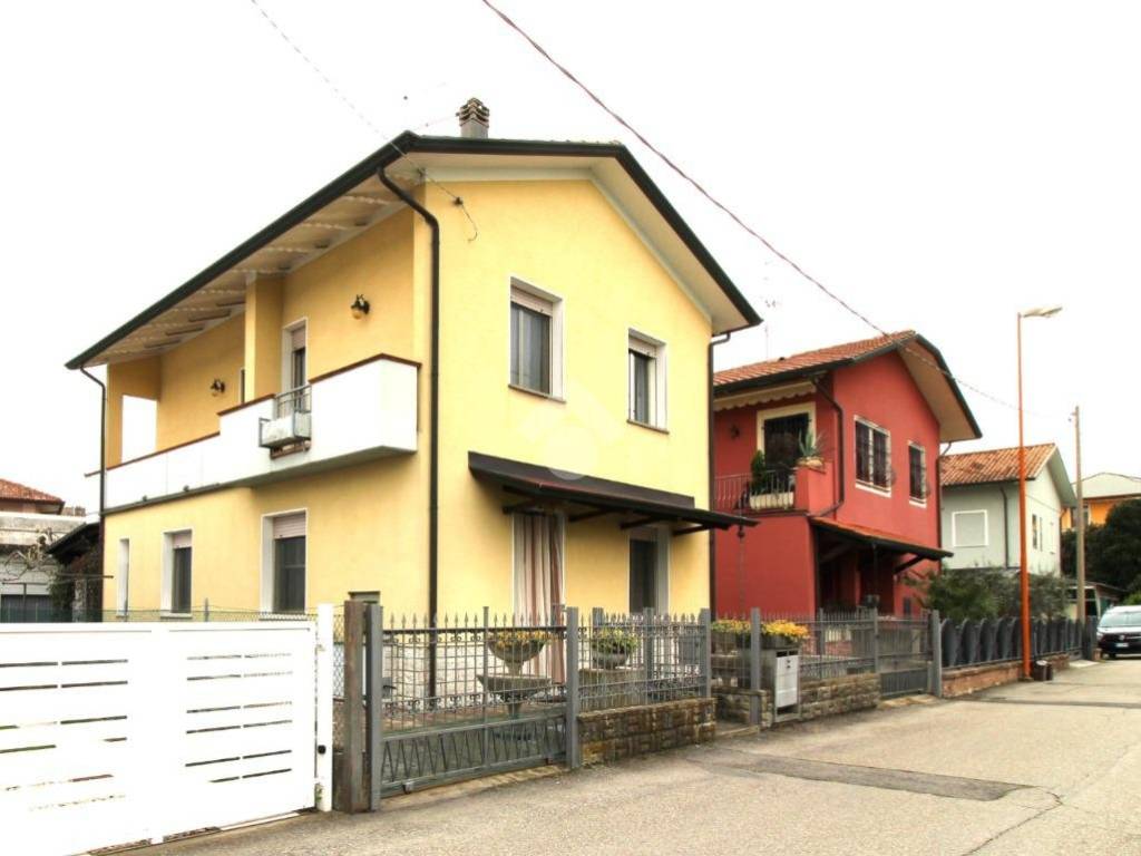 casa indipendente in vendita a Cesena in zona Vigne
