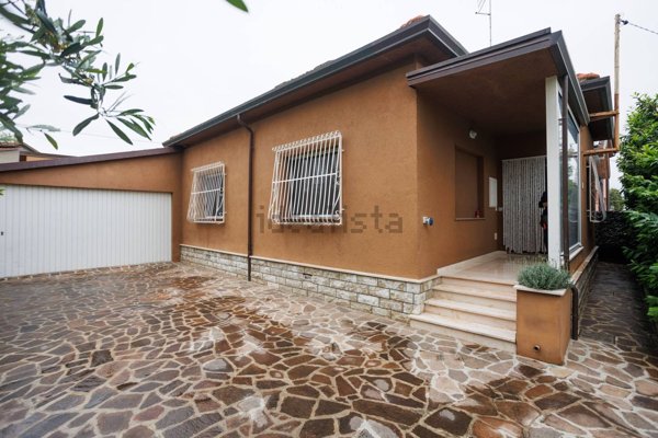 casa indipendente in vendita a Cesena in zona Calabrina